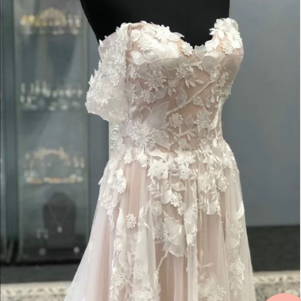 NWT Tulle & Lace Appliqué Wedding Dress